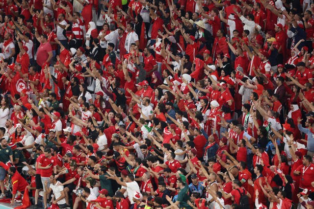 Penggemar Tunisia di tribun Education City Stadium, Al Rayyan, Qatar, Selasa (22/11/2022). Foto: Molly Darlington/REUTERS