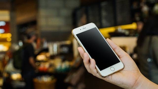 Ilustrasi screenshpt di iPhone 6. Foto: Unsplash/OOI JIET