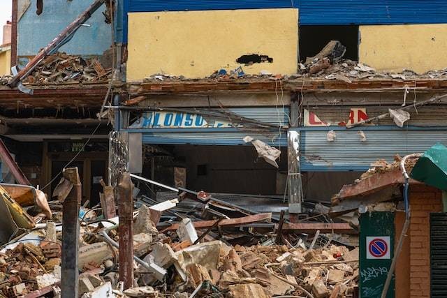 Ilustrasi alasan terjadinya gempa bumi bagi manusia. Foto: Unsplash/Jose Antonio Gallego Vázquez