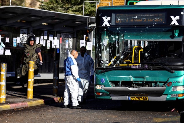 Bus rusak terlihat setelah ledakan di halte bus di Yerusalem, Rabu (23/11/2022). Foto: Ronen Zvulun/REUTERS