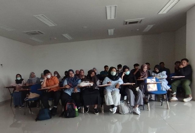 Proses pembelajaran moderasi beragama mahasiswa Manajemen Pendidikan UIN Syarif Hidayatullah Jakarta. Sumber: Dokumentasi Pribadi