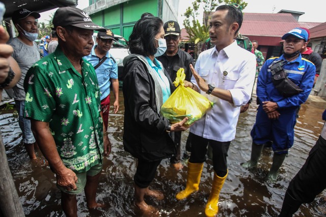 Wali Kota Palangka Raya Fairid Naparin (kanan) memberikan bantuan logistik kepada warga terdampak banjir di Jalan Mendawai, Palangka Raya, Kalimantan Tengah, Rabu (23/11/2022). Foto: Makna Zaezar/ANTARA FOTO