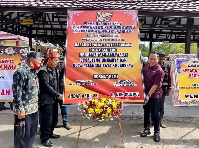 Karangan bunga bentuk dukungan terhadap Polda Kalteng dalam memberantas mafia tanah di Kalimantan Tengah. (FOTO: Dokumen Ist).