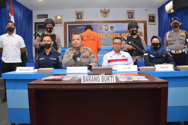 Polisi menggelar konferensi pers penangkapan pelaku sindikat selundupan PMI di Batam. Foto: Dok. Polda Kepri