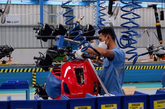 Produksi perdana Vespa di pabrik Piaggio Indonesia. Foto: Aditya Pratama Niagara/kumparan