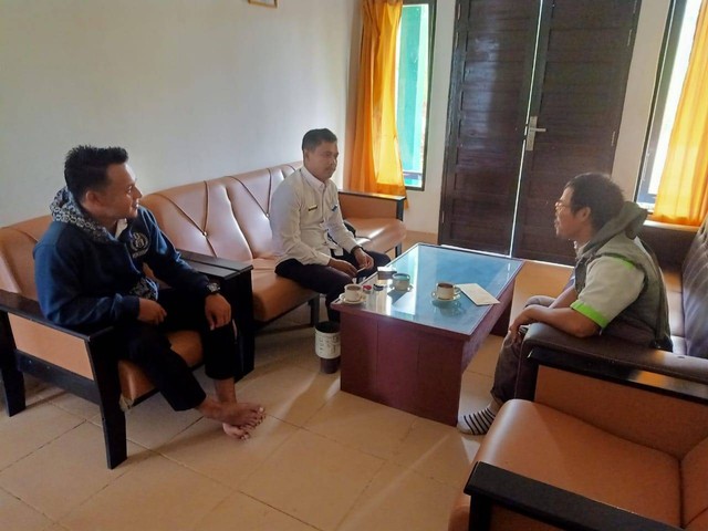 Kepala Desa Teluk Kebau dan Kepala Dusun setempat saat mendatangi kantor PT LBP untuk meminta kejelasan terkait gaji karyawan dan pekerja harian lepas yang belum dibayarkan, Rabu, 23 November 2022.
