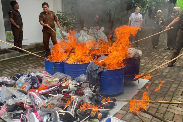 Ribuan sepatu dan sandal merek Nike palsu dimusnhakan Kejari Semarang. Foto: Dok. Istimewa