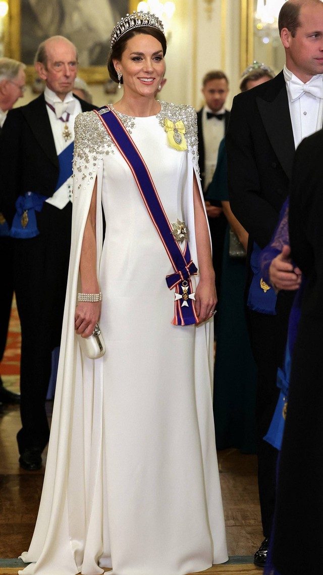 Kate Middleton mengenakan bros bergambar mendiang Ratu Elizabeth II, menghadiri Perjamuan Negara di Istana Buckingham di London, Inggris, Selasa (22/11/2022). Foto: Chris Jackson/POOL/AFP