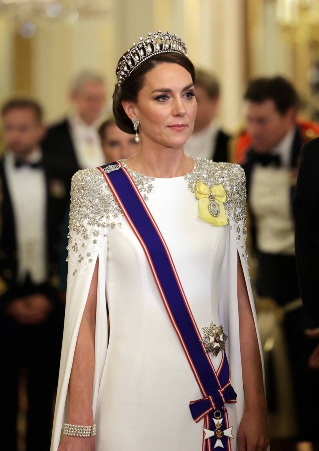 Kate Middleton mengenakan bros bergambar mendiang Ratu Elizabeth II, menghadiri Perjamuan Negara di Istana Buckingham di London, Inggris, Selasa (22/11/2022). Foto: Chris Jackson/POOL/AFP
