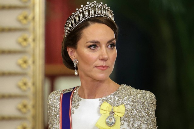 Kate Middleton mengenakan bros bergambar mendiang Ratu Elizabeth II, menghadiri Perjamuan Negara di Istana Buckingham di London, Inggris, Selasa (22/11/2022). Foto: Chris Jackson/POOL/AFP