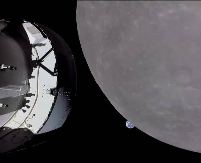 Foto selfie wahana Artemis setelah melakukan flyby pada Senin (21/11). Foto: Dok. NASA