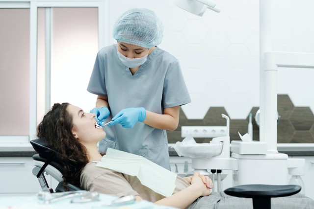 Perawatan saluran akar gigi adalah prosedur yang dilakukan untuk mengobati bagian pulpa gigi yang mengalami infeksi. Foto: Pexels.com 