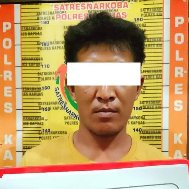 Pelaku SK(32) usai diamankan polisi di Mapolres Kapuas karena kasus narkoba. (FOTO: Dokumen Polisi).