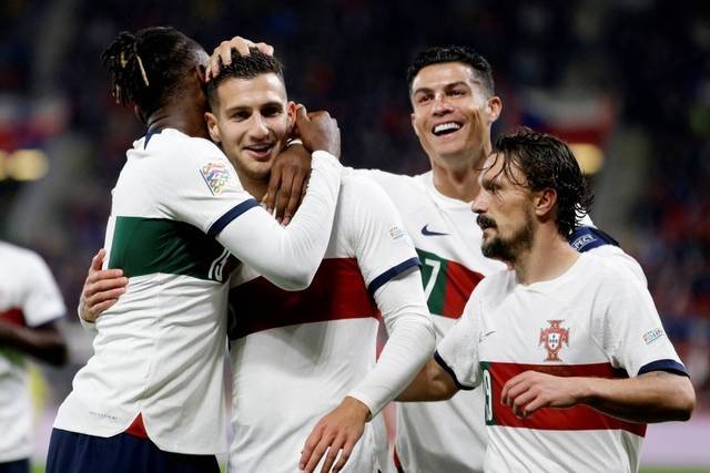 Pemain Portugal Diogo Dalot merayakan gol ketiga mereka bersama Rafael Leao, Cristiano Ronaldo dan Mario Rui saat hadapi Republik Ceko di Eden Arena, Praha, Republik Ceko, Sabtu (24/9/2022). Foto: David W Cerny/REUTERS