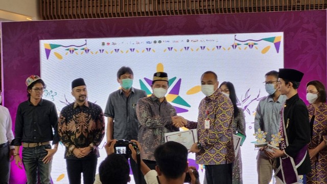 Rektor UMT saat menerima penghargaan dari Bupati di acara Tangerang Expo(sumber:Humas UMT).