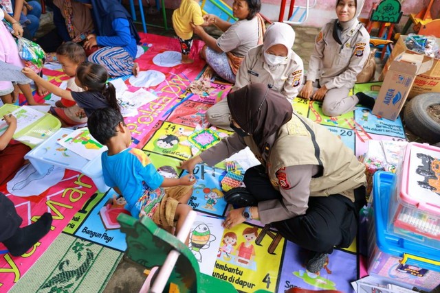 Polda DIY melakukan trauma healing untuk anak korban longsor di Gunungkidul. Foto: Tugu Jogja