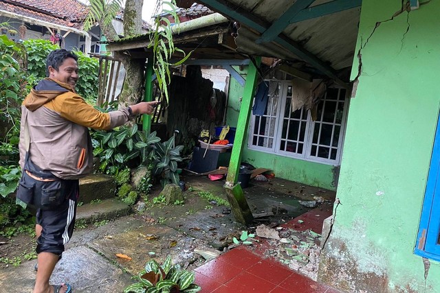 Rumah warga yang ditinggal oleh penghuninya di Kampung Buniaga, Desa Ciherang, Kecamatan Pacet, Cianjur, Rabu (23/11/2022). Foto: Muhammad Iqbal/kumparan