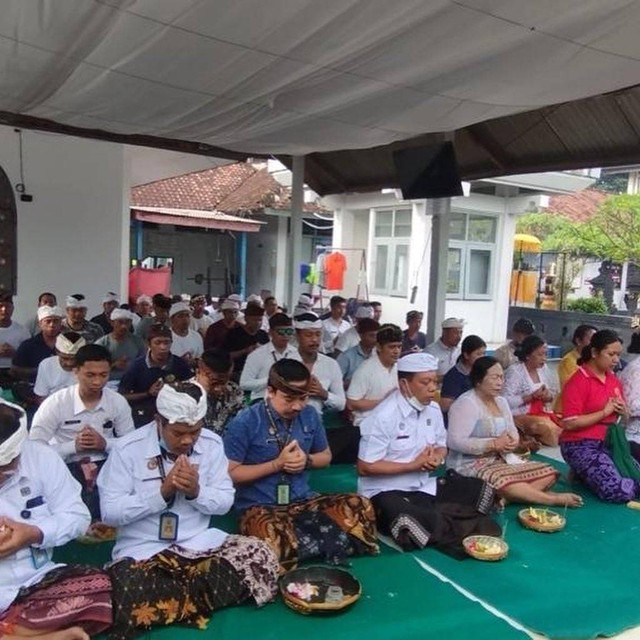 Hari Suci Tilem, Petugas dan WBP Rutan Gianyar Melaksanakan Persembahyangan Bersama  (dokumentasi penulis)