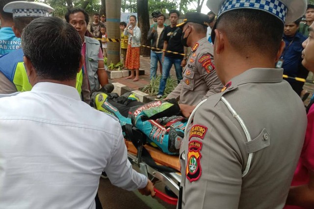 Kapolrestro Tangerang Kota saat memberikan pertolongan kepada pembalap yang terjatuh di gelaran Drag Race Porprov Banten. Foto: Dok. Polrestro Tangerang Kota