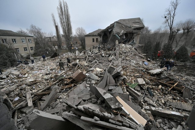 Tim penyelamat bekerja di lokasi bangsal bersalin sebuah rumah sakit yang dihancurkan oleh serangan rudal Rusia di Vilniansk, wilayah Zaporizhzhia, Ukraina. Foto: STR/REUTERS
