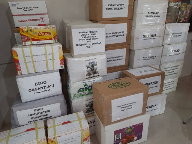 Sejumlah paket rendang yang telah terkumpul di Kantor BPBD Sumbar, Padang, Rabu (23/11/2022). Foto: Ariyanti