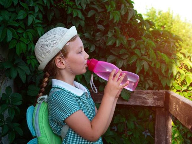 Ilustrasi botol minum anak yang aman digunakan (Sumber: Pexels)