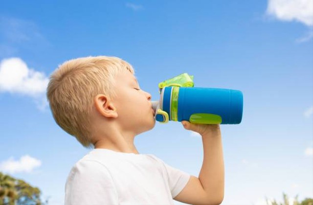 Ilustrasi botol minum anak yang aman digunakan (Sumber: Pexels)