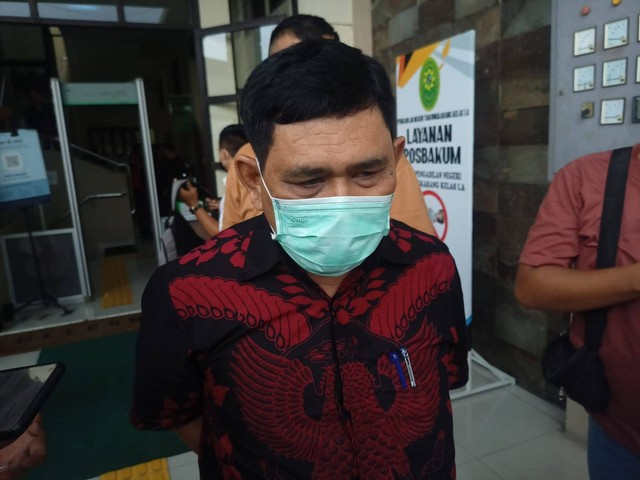 Wakil Rektor III Bidang Kemahasiswaan dan Alumni Yulianto saat diwawancarai usai menjadi saksi sidang perkara suap Rektor Unila. | Foto : Galih Prihantoro/Lampung Geh