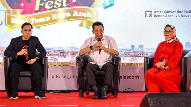Gubernur Aceh, Achmad Marzuki (tengah) berbicara dalam Seri Temu Raya Alumni Kartu Prakerja di Banda Aceh, Rabu (23/11).