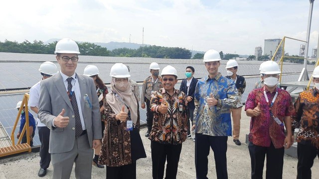 Manajemen PT Indokordsa Tbk (BRAM) berfoto di PLTS atap milik pabrik tersebut bersama pejabat Kementerian ESDM dan Kemenperin. Foto: Dok. Istimewa