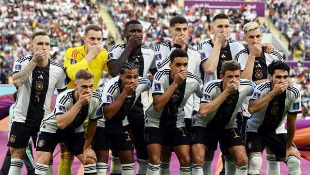 Pemain Timnas Jerman menutupi mulut saat foto bersama sebelum pertandingan melewan Jepang pada Grup E Piala Dunia 2022 Qatar di Stadion Internasional Khalifa, Doha, Qatar. Foto: Annegret Hilse/REUTERS
