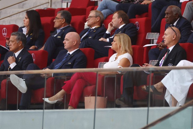 Mendagri Jerman Nancy Faeser terlihat mengenakan ban kapten OneLove dan presiden FIFA Gianni Infantino menyaksikan pertandingan Timnas Jerman melawan Jepang pada Grup E Piala Dunia 2022 Qatar di Stadion Internasional Khalifa, Doha, Qatar. Foto: Kai Pfaffenbach/REUTERS