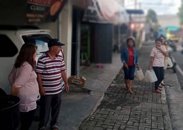 Keterangan foto: Saat sejumlah warga mendatangi pangkalan minyak tanah di Kota Ruteng. Foto: Engkos Pahing.