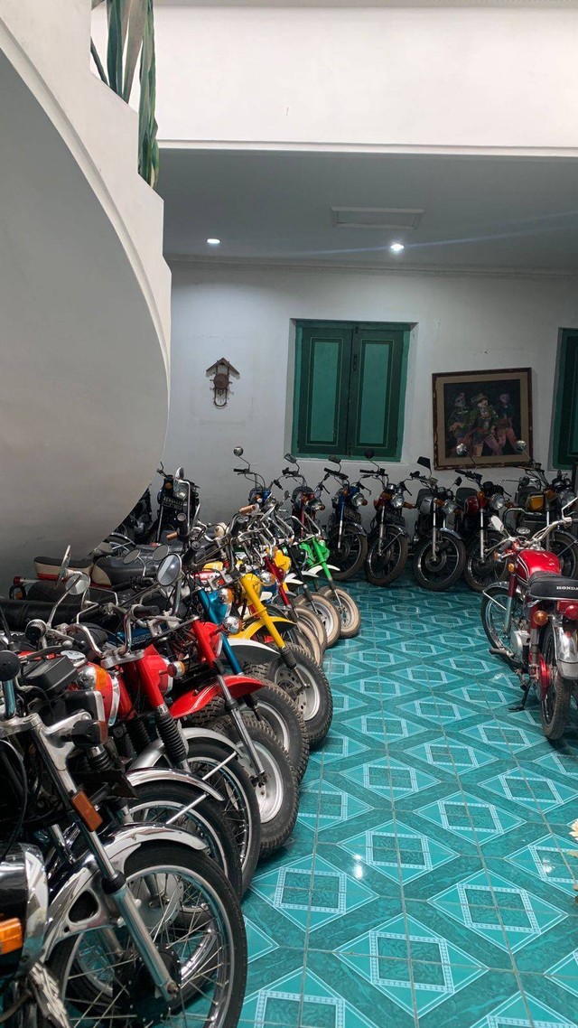 Beberapa koleksi motor "mini" milik Pak Handoko. Foto oleh Rasendriya Arka Reswara
