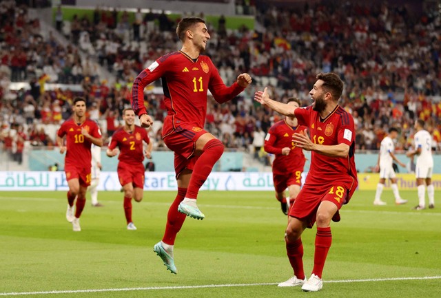 Ferran Torres dari Spanyol merayakan gol ketiga mereka dengan Jordi Alba pada pertandingan Piala Dunia Qatar 2022 Grup E di Stadion Al Thumama, Doha, Qatar. Foto: Carl Recine/Reuters