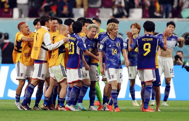 Para pemain Jepang merayakan kemenangan setelah pertandingan melawan Jerman pada pertandingan Piala Dunia Qatar 2022 Grup E di Stadion Internasional Khalifa, Doha, Qatar. Foto: Matthew Childs/Reuters