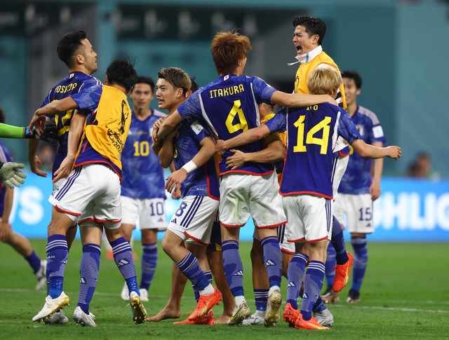 Para pemain Jepang merayakan kemenangan setelah pertandingan melawan Jerman pada pertandingan Piala Dunia Qatar 2022 Grup E di Stadion Internasional Khalifa, Doha, Qatar. Foto: Kai Pfaffenbach/Reuters