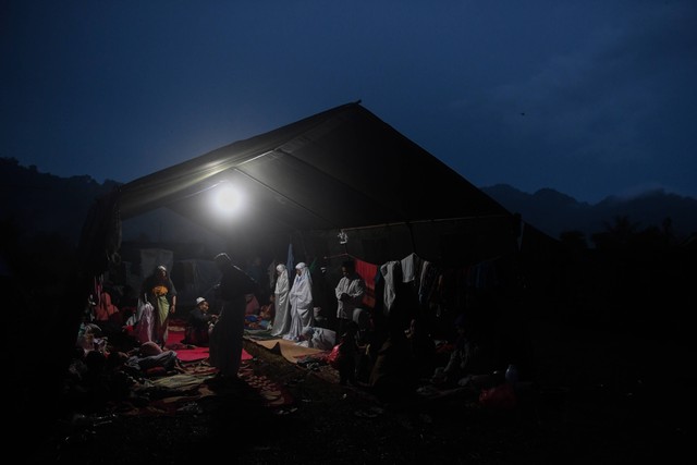 Pengungsi akibat gempa bumi magnitudo 5,6 berada dalam tenda terpal di Desa Ciputri, Pacet, Kabupaten Cianjur, Jawa Barat, Rabu (23/11/2022). Foto: Wahyu Putro A/Antara Foto
