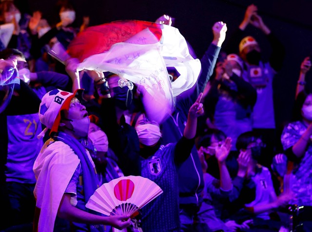 Fan Jepang merayakan kemenangan usai mengalahkan Jerman di Piala Dunia Qatar 2022 di Tokyo, Rabu (23/11/2022). Foto: Kim Kyung-Hoon/Reuters