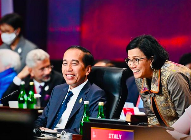 Menteri Keuangan Sri Mulyani berbincang dengan Presiden Jokowi di acara KTT G20. Foto: instagram/@smindrawati