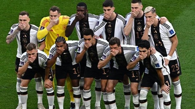 Para pemain timnas Jerman menutup mulut mereka sesaat sebelum pertandingan dimulai sebagai bentuk protes terhadap Piala Dunia Qatar.