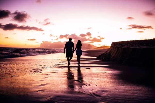 Ilustrasi Kata Hati Seorang Istri untuk Suami Tercinta. Foto: Unsplash/Edgar Chaparro.