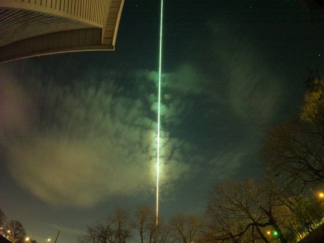 Penampakan meteor hijau tabrak Danau Ontario di perbatasan AS - Kanada. Foto: @dereckbowen via Twitter