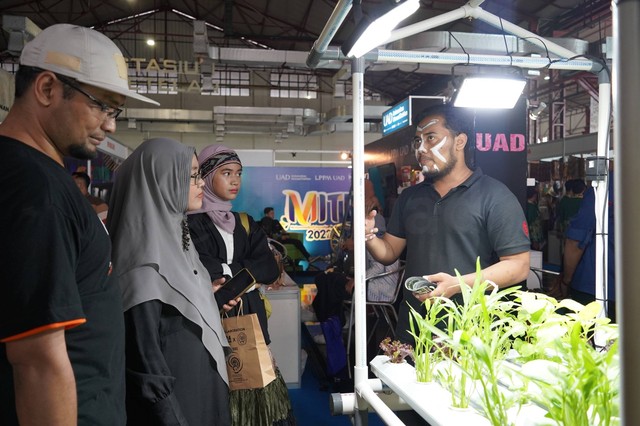 Salah satu stan pameran produk inovatif Universitas Ahmad Dahlan (UAD) di Muhammadiyah Innovation and Technology Expo (MITE) (Foto: Humas UAD)
