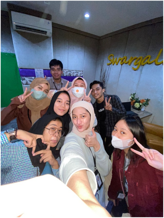 Shafira (jaket merah) bersama teman-teman dari Team Swargaloka