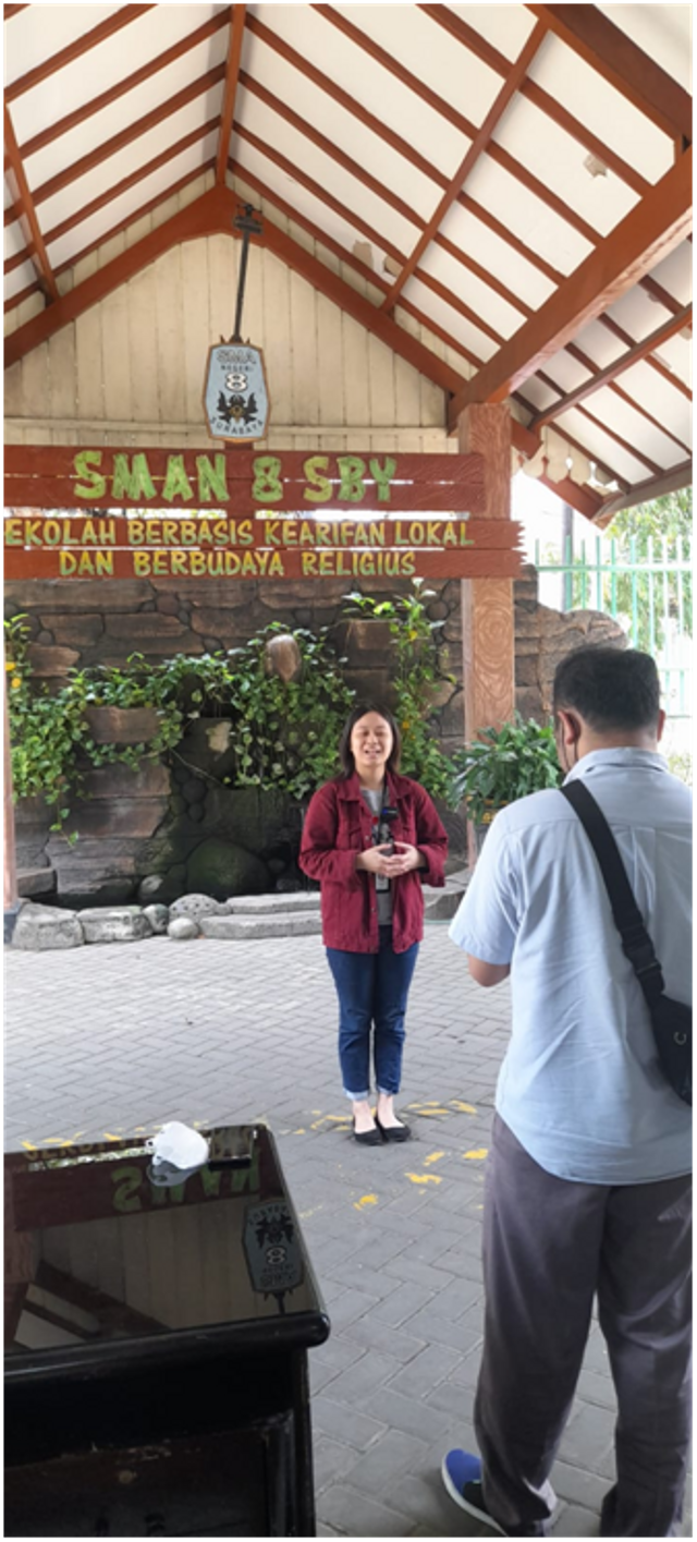 Shafira saat menjadi reporter di liputan Jebol Anduk Goes To School SMAN 8 Surabaya 