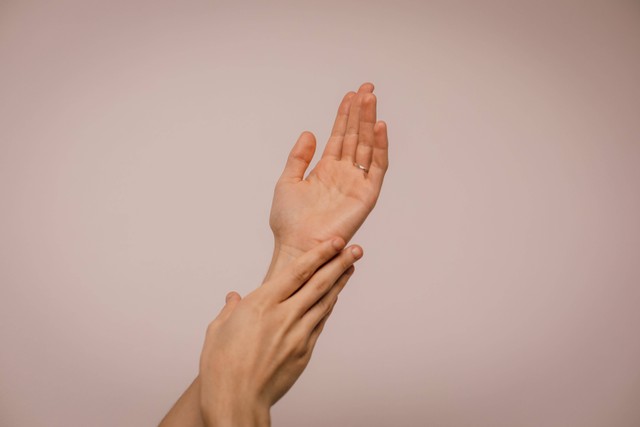 Ilustrasi carpal tunnel syndrome terjadi pada tangan dan pergelangan tangan. Foto: Unsplash
