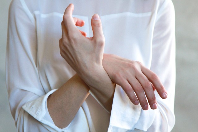 Ilustrasi gejala carpal tunnel syndrome berupa tangan yang terasa nyeri dan kebas. Foto: Unsplash