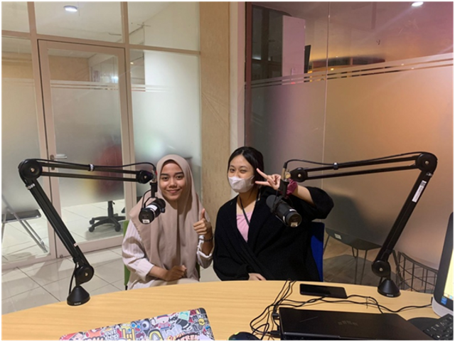 Shafira bersama temannya sedang siaran radio 