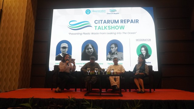 Foto 1: Talkshow Citarum Repair yang dipandu oleh Aie Natasha dan diisi oleh Indra Darmawan, Taufan Suranto, dan Ivonne Milichristi Radjawane (Faqih Mauludin/ Greeneration Foundation)